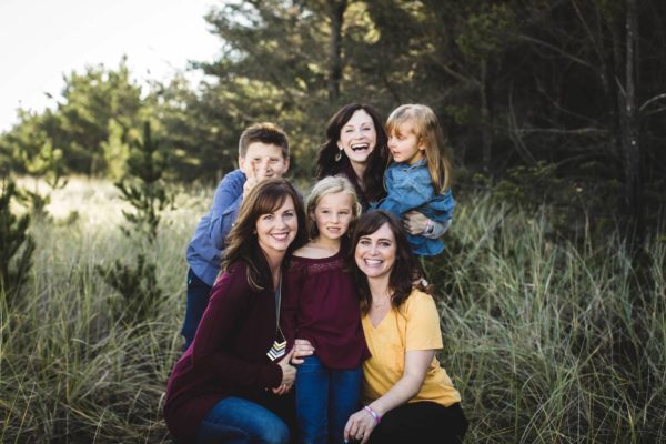 aunt , niece, and nephew photo bomb other sisters picture